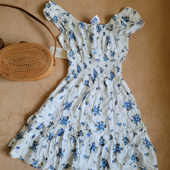 Floral mini dress size M juniors - Picture 2 of 5